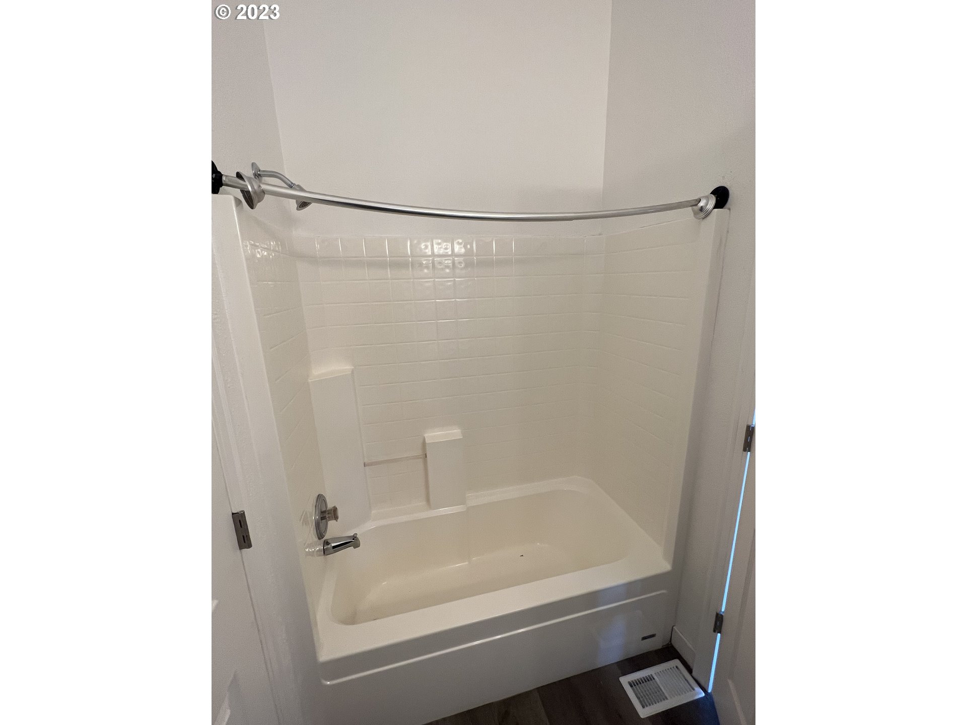 170 Fenton Avenue Molalla, OR 97038 - Photo 11 of 27 a bathroom with a bathtub