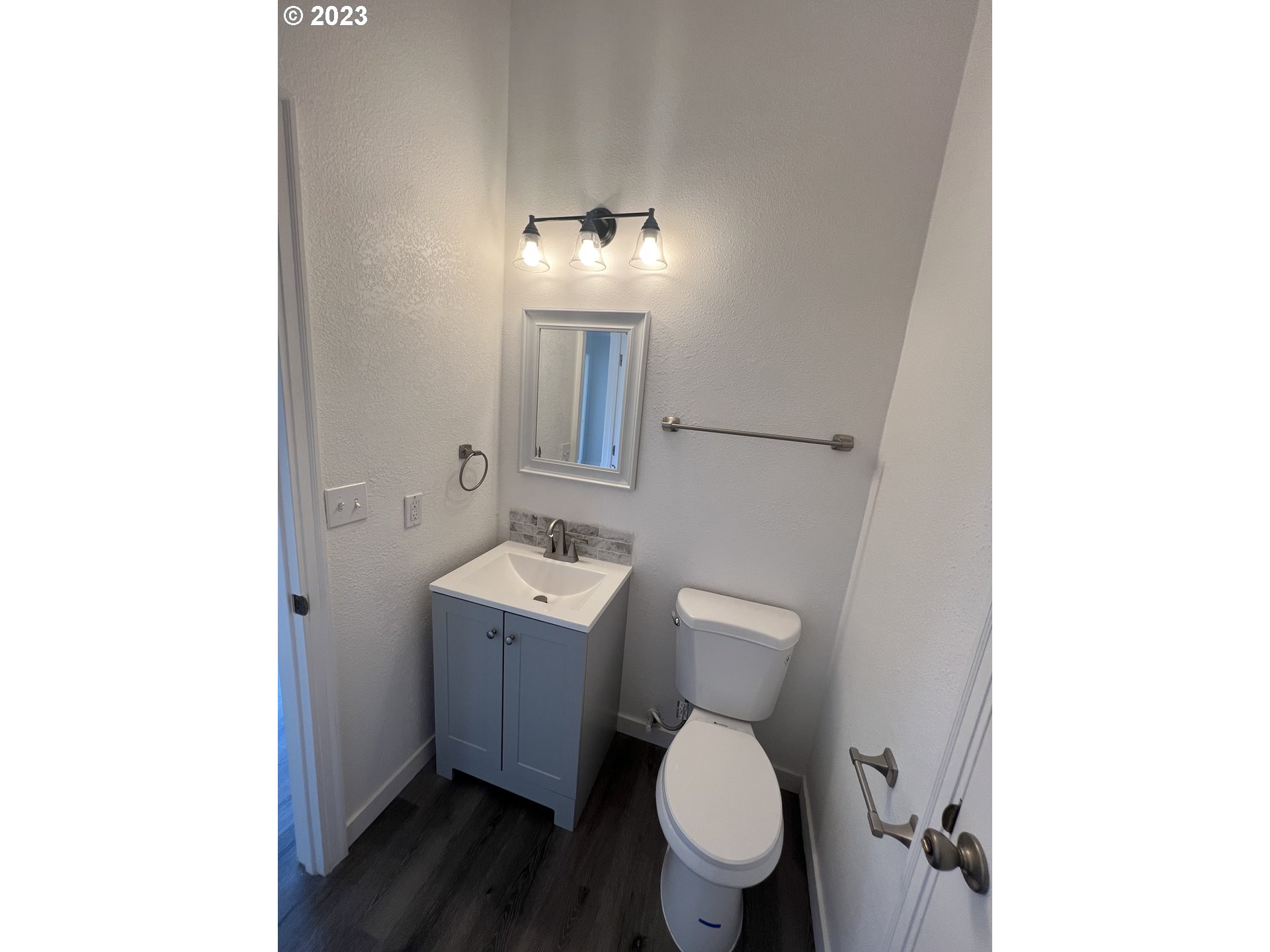 170 Fenton Avenue Molalla, OR 97038 - Photo 22 of 27 a bathroom with a toilet a sink and mirror