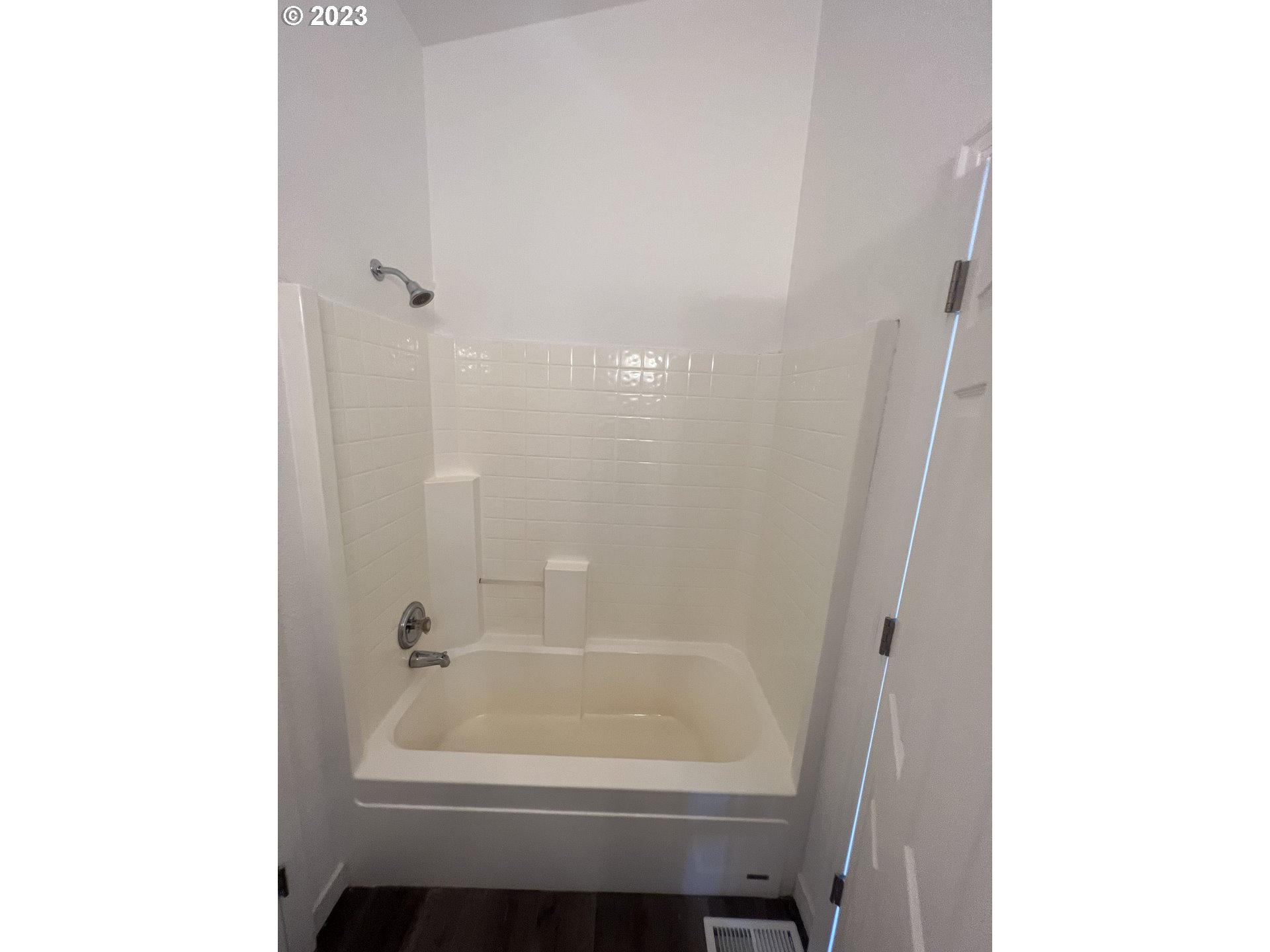 170 Fenton Avenue Molalla, OR 97038 - Photo 23 of 27 a bathroom with a bathtub