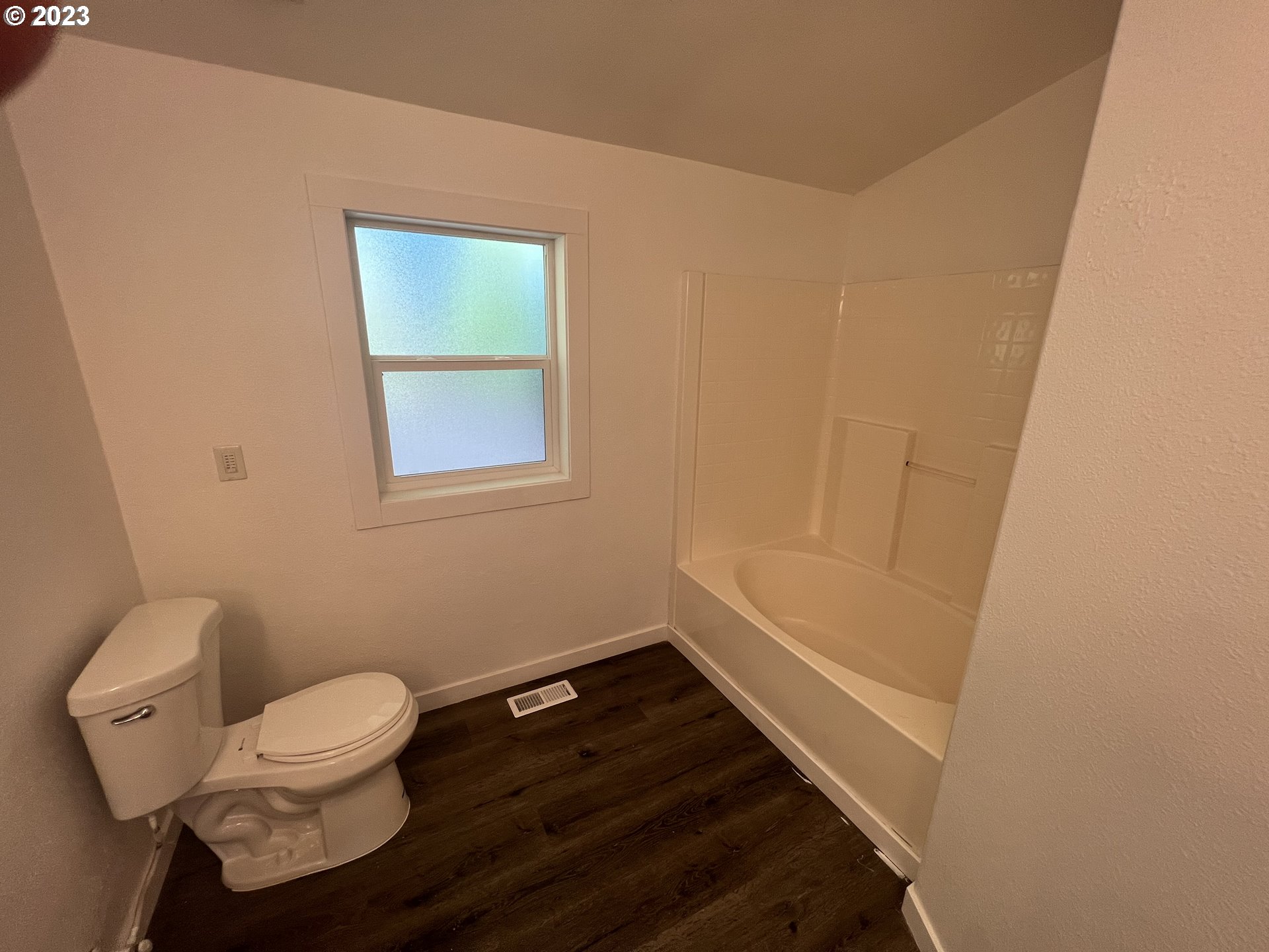 170 Fenton Avenue Molalla, OR 97038 - Photo 26 of 27 a bathroom with a toilet and a window