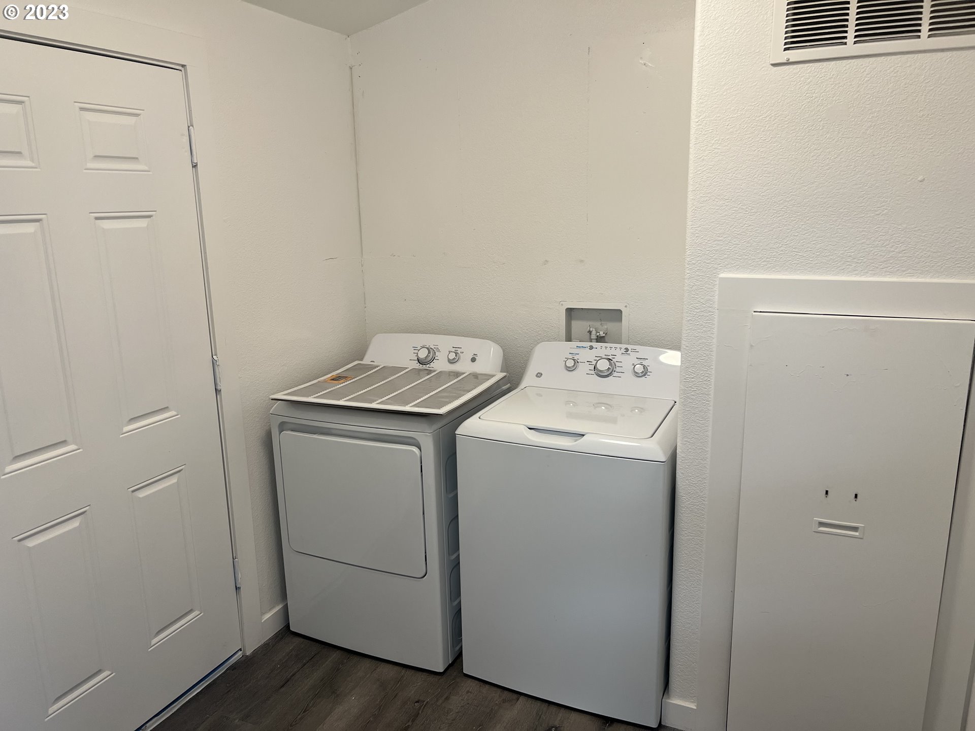 170 Fenton Avenue Molalla, OR 97038 - Photo 9 of 27 a utility room with dryer and washer