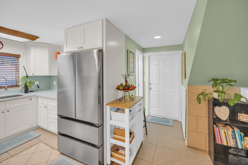 235 Antigua Road Tavernier, FL 33070 - Photo 33 of 48 a kitchen with stainless steel appliances a refrigerator and a stove