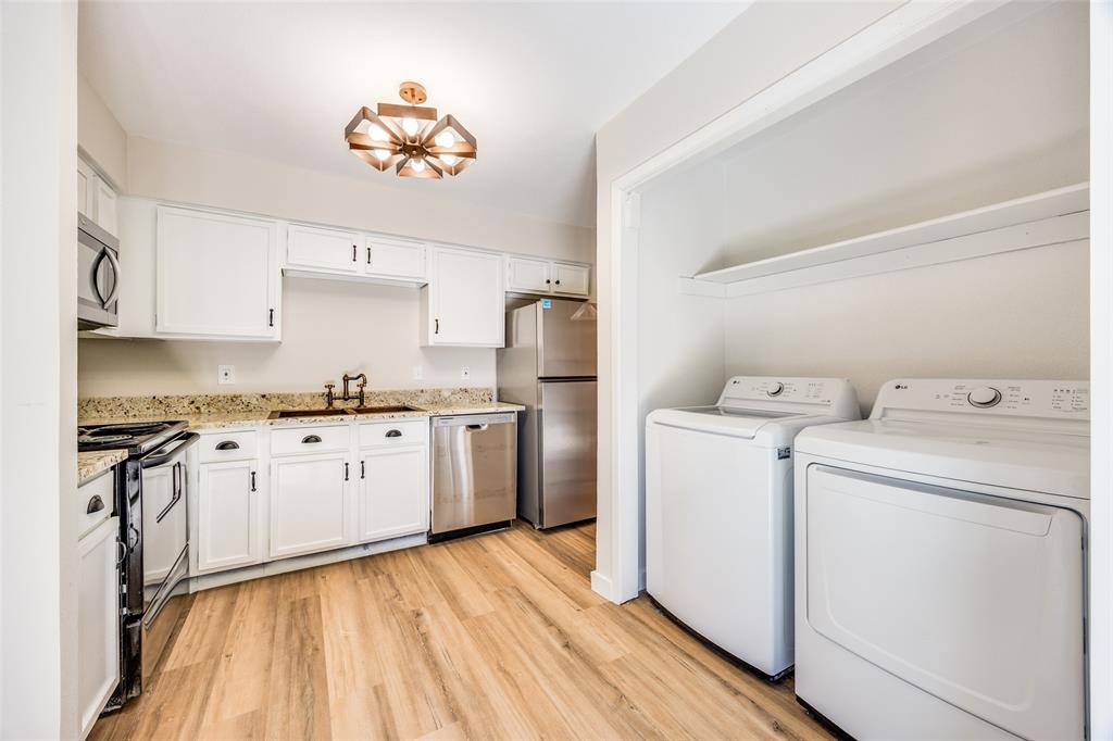 5300 Keller Springs Road, Unit 1067 Dallas, TX 75248 - Photo 9 of 14 a kitchen with a stove a sink and a refrigerator
