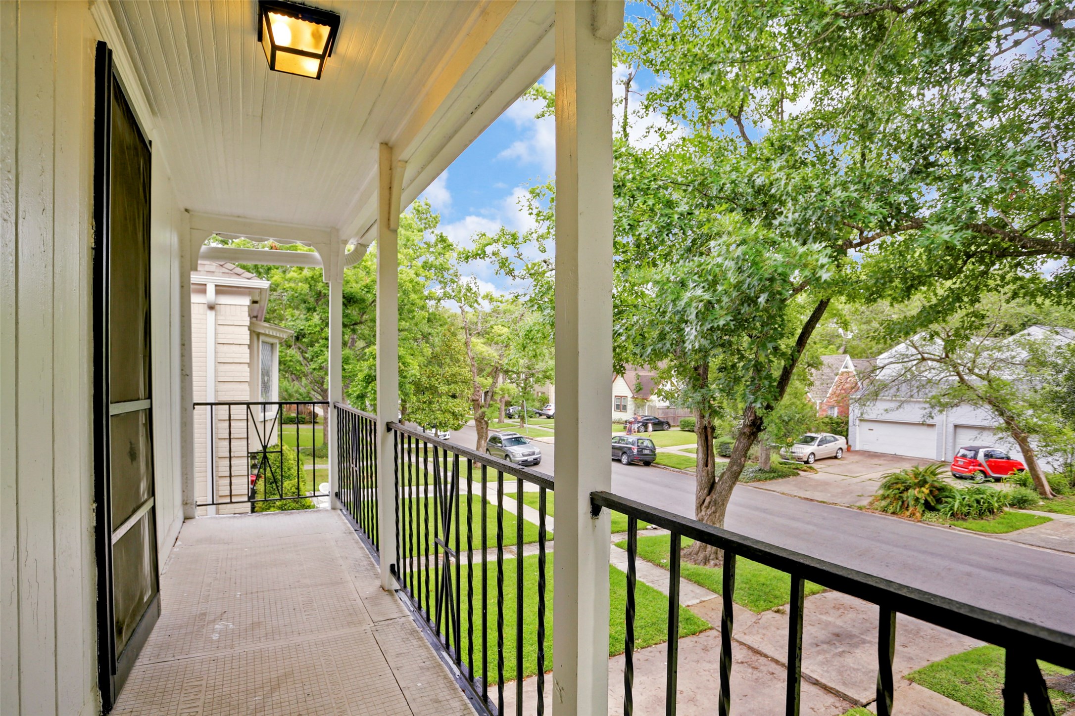2324 Goldsmith Street, Unit B Houston, TX 77030 - Photo 3 of 21 Front balcony