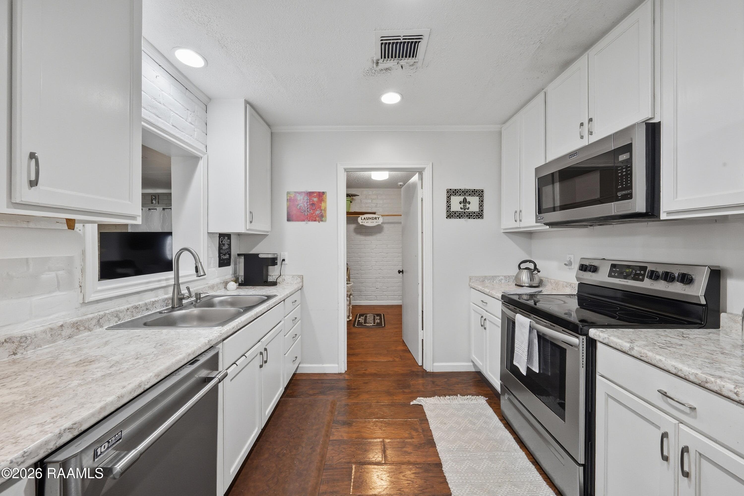 218 Fallis Road Lafayette, LA 70507 - Photo 10 of 23 Fallis kitchen