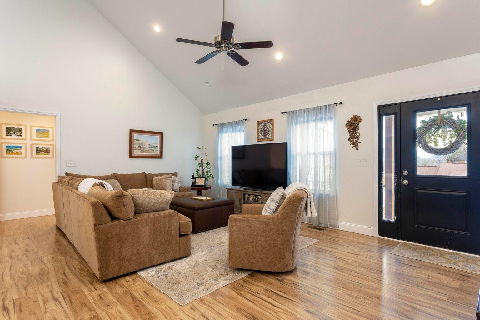225 Foothills Drive Dayton, TN 37321 - Photo 9 of 34 Living Room