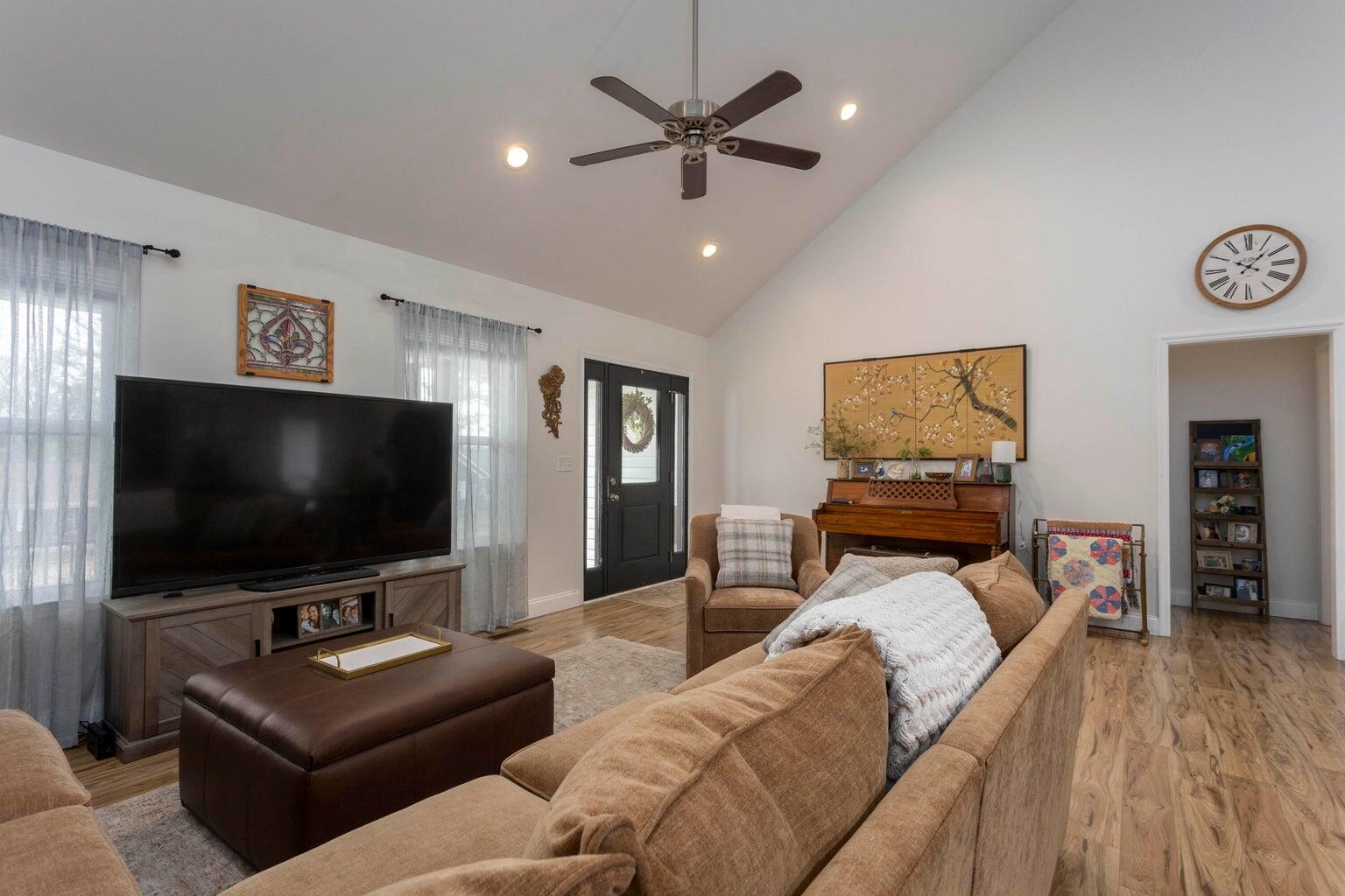 225 Foothills Drive Dayton, TN 37321 - Photo 10 of 34 Living Room