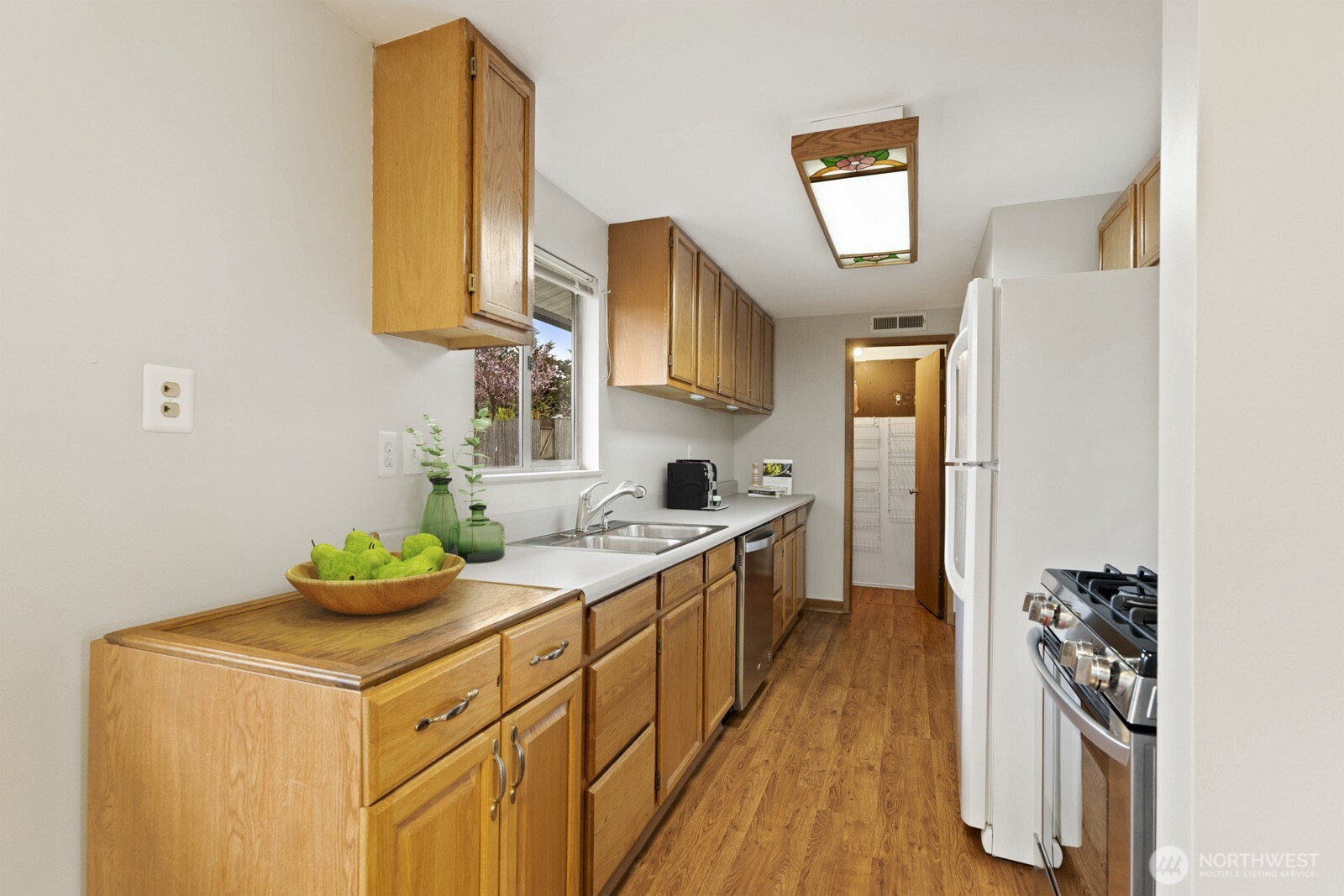 12742 Southeast 171st Place Renton, WA 98058 - Photo 5 of 33 a kitchen that has a sink and a stove in it