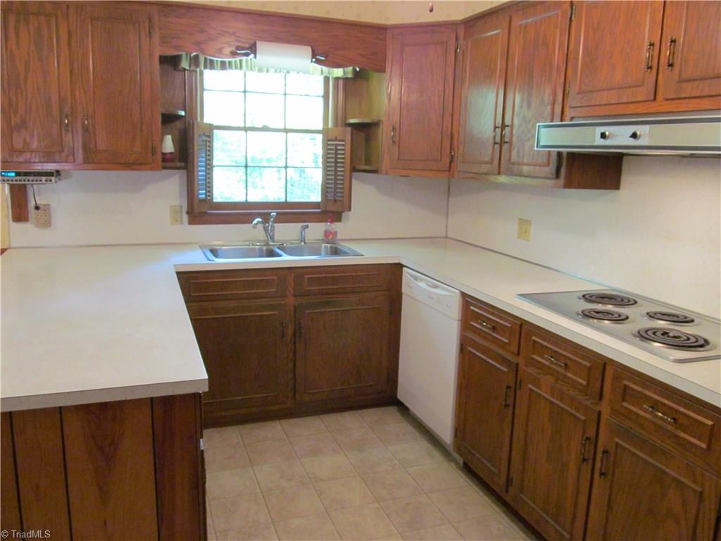 513 Shadybrook Road High Point, NC 27265 - Photo 14 of 25 Kitchen with bar