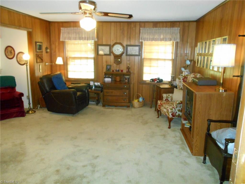 513 Shadybrook Road High Point, NC 27265 - Photo 8 of 25 Spacious living room