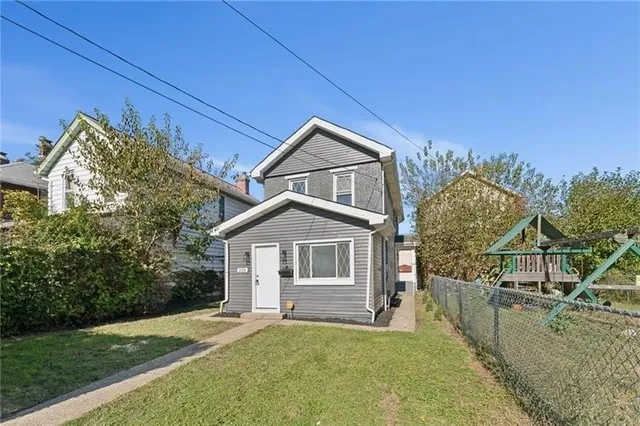 a view of a house with a backyard