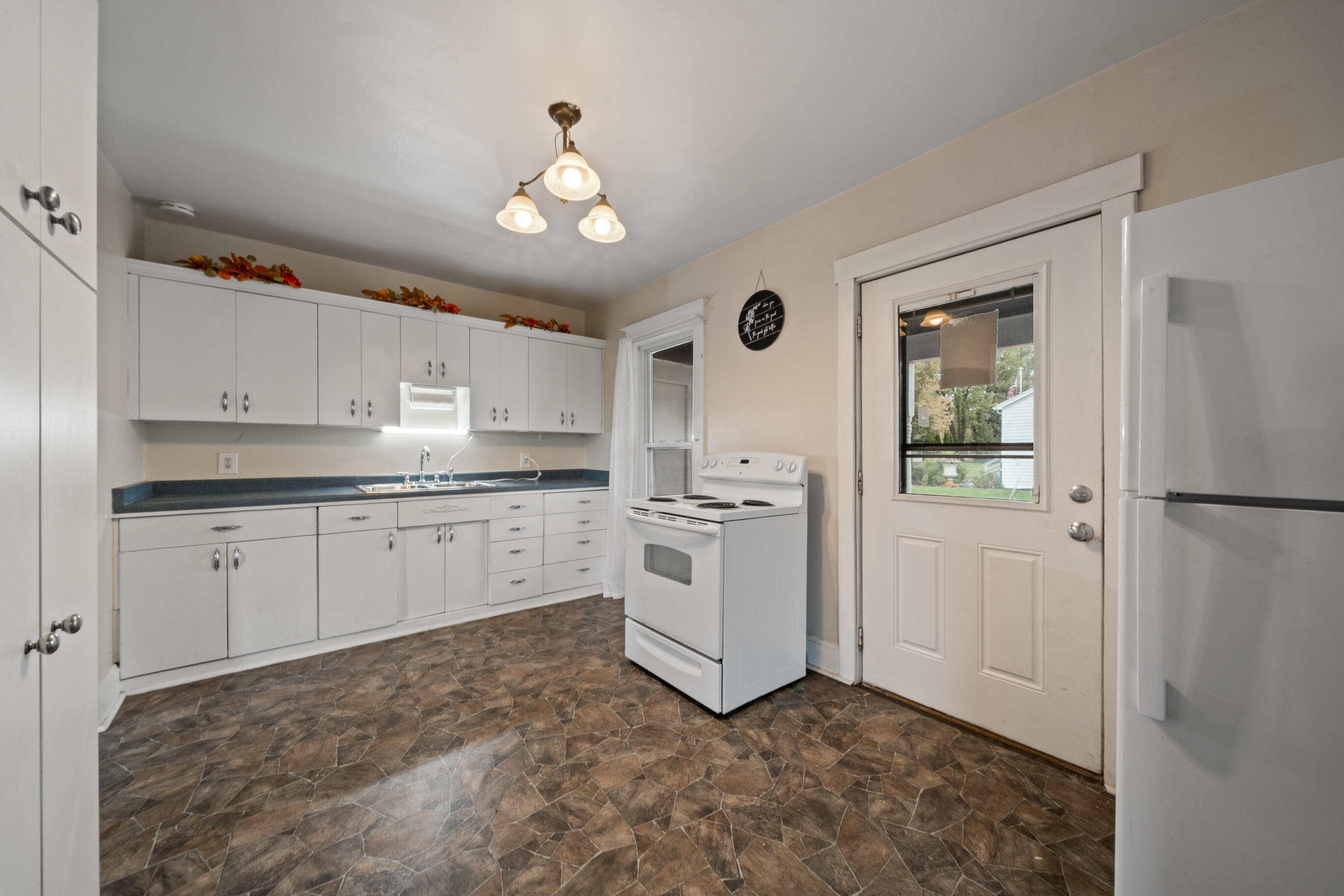 4363 County Rd O Delavan, WI 53115 - Photo 4 of 59 Kitchen
