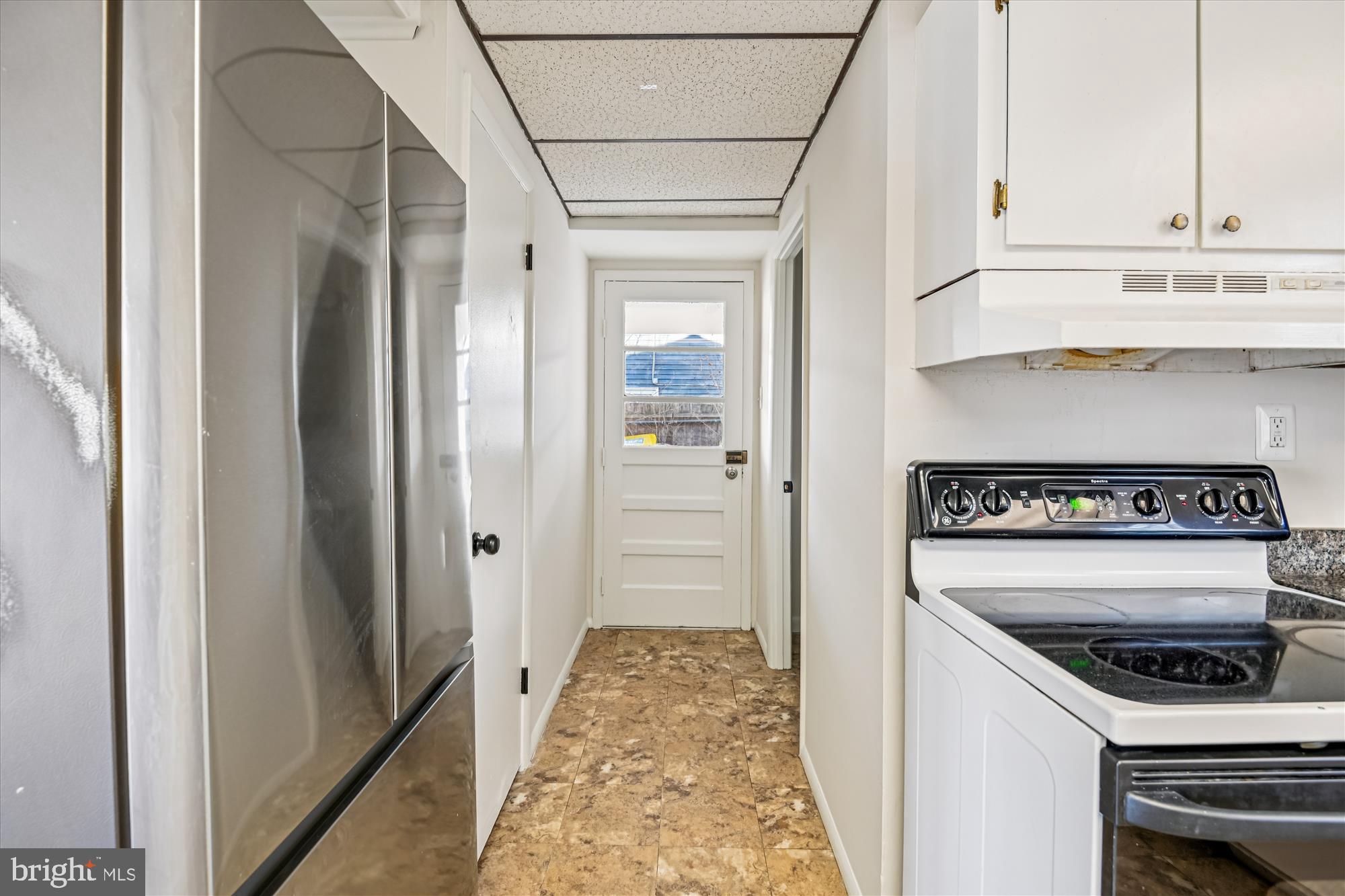 729 Chapelgate Drive Odenton, MD 21113 - Photo 38 of 64 a kitchen with a stove and a refrigerator