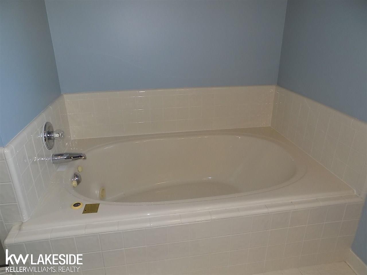 2152 Rochelle Park Drive Rochester, MI 48309 - Photo 18 of 31 JACUZZI TUB