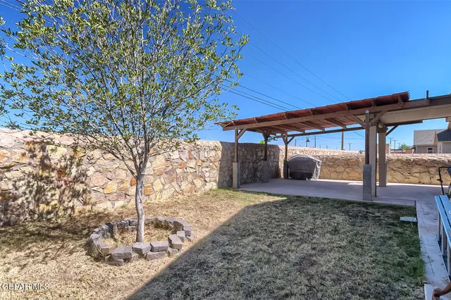 a view of a house with backyard and sitting area