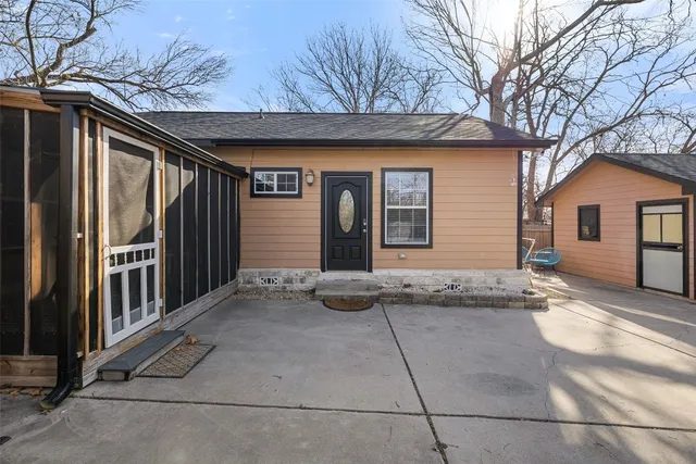 a view of a house with backyard