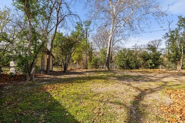 a view of backyard of the house