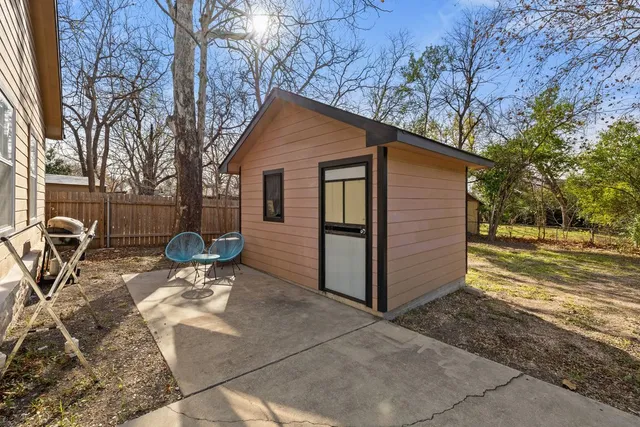 a view of a house with backyard