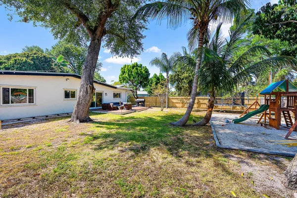 $3,950 | 805 East Madison Avenue, Stuart, FL 34996
