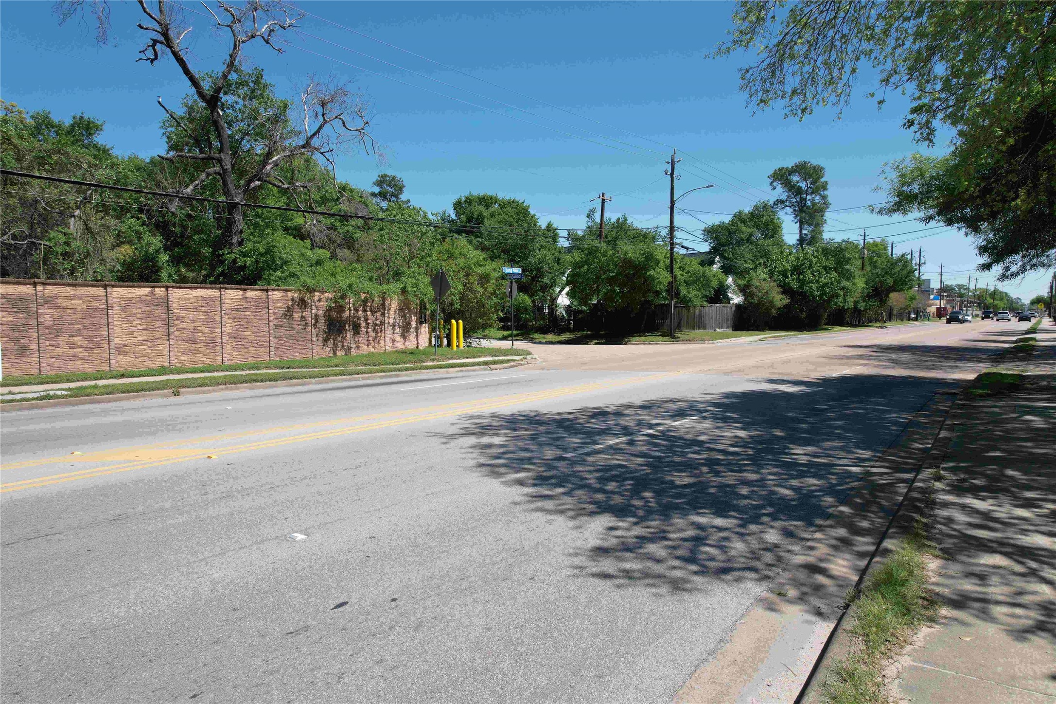 9745 Long Point Road, Unit 30 Houston, TX 77055 - Photo 6 of 7 a backyard of a house with lots of green space