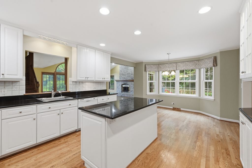 700 South Drive Burr Ridge, IL 60527 - Photo 6 of 28