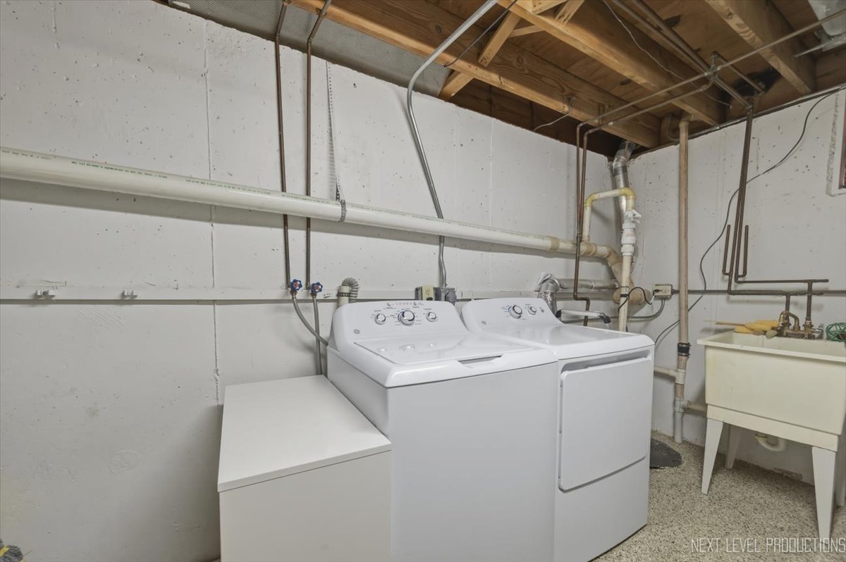 1601 Castbourne Court Wheaton, IL 60189 - Photo 21 of 30 a utility room with dryer and washer