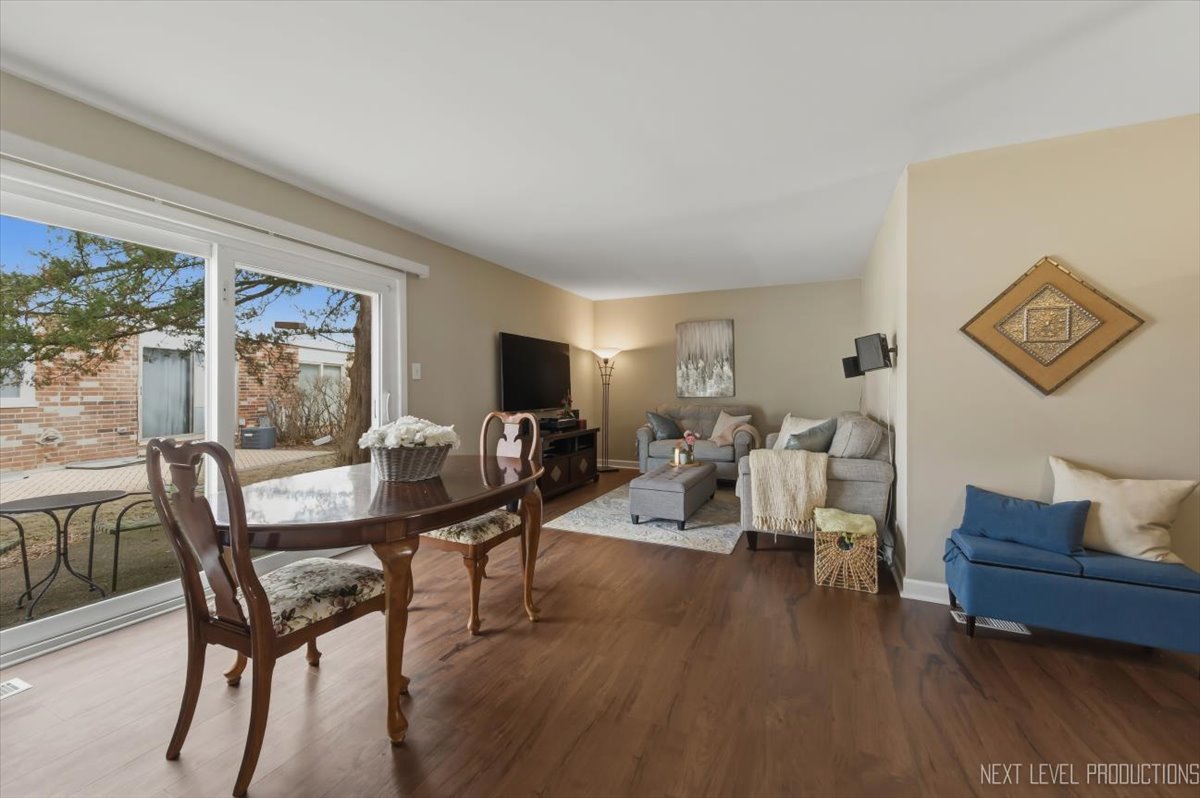 1601 Castbourne Court Wheaton, IL 60189 - Photo 3 of 30 a view of a livingroom with furniture and a dining table chair