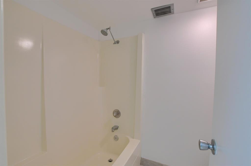 516 Osprey Drive, Unit 14A Delray Beach, FL 33444 - Photo 17 of 20 a bathroom with a bathtub