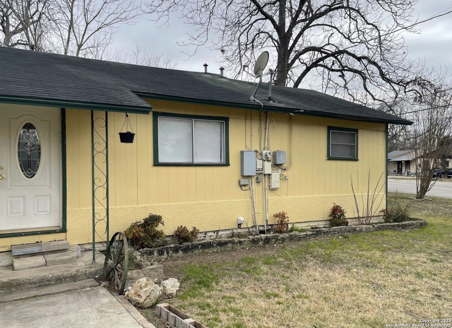 220 South Live Oak Ave