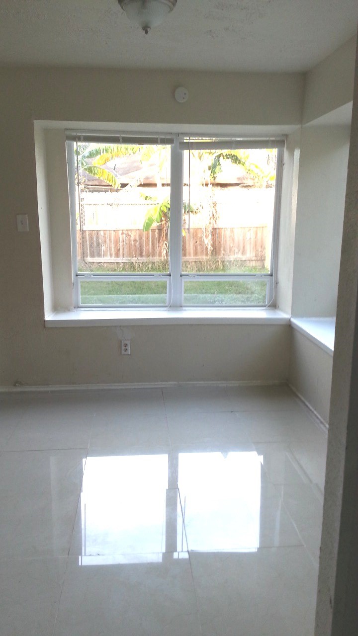 15829 Ridgeroe Lane Houston, TX 77053 - Photo 6 of 15 a view of an empty room and window