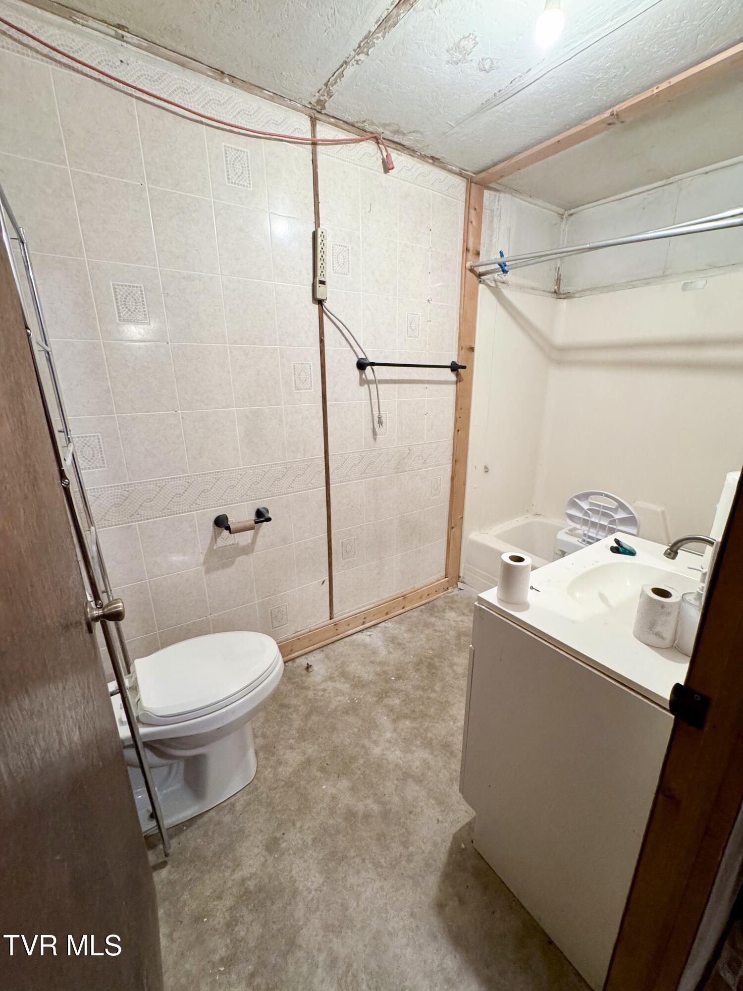 119 Loveless Road Elizabethton, TN 37643 - Photo 16 of 35 Bathroom