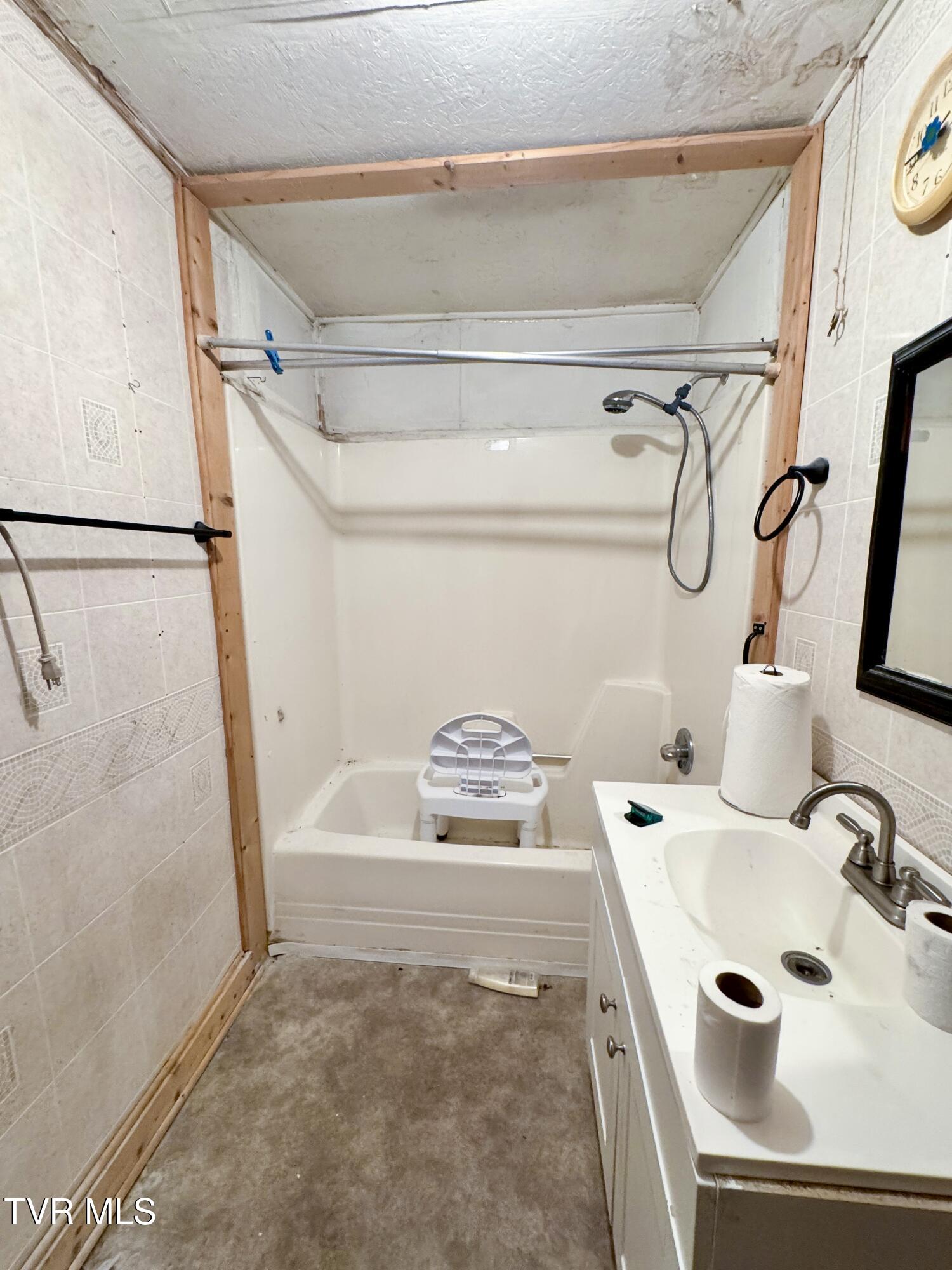 119 Loveless Road Elizabethton, TN 37643 - Photo 17 of 35 Bathroom