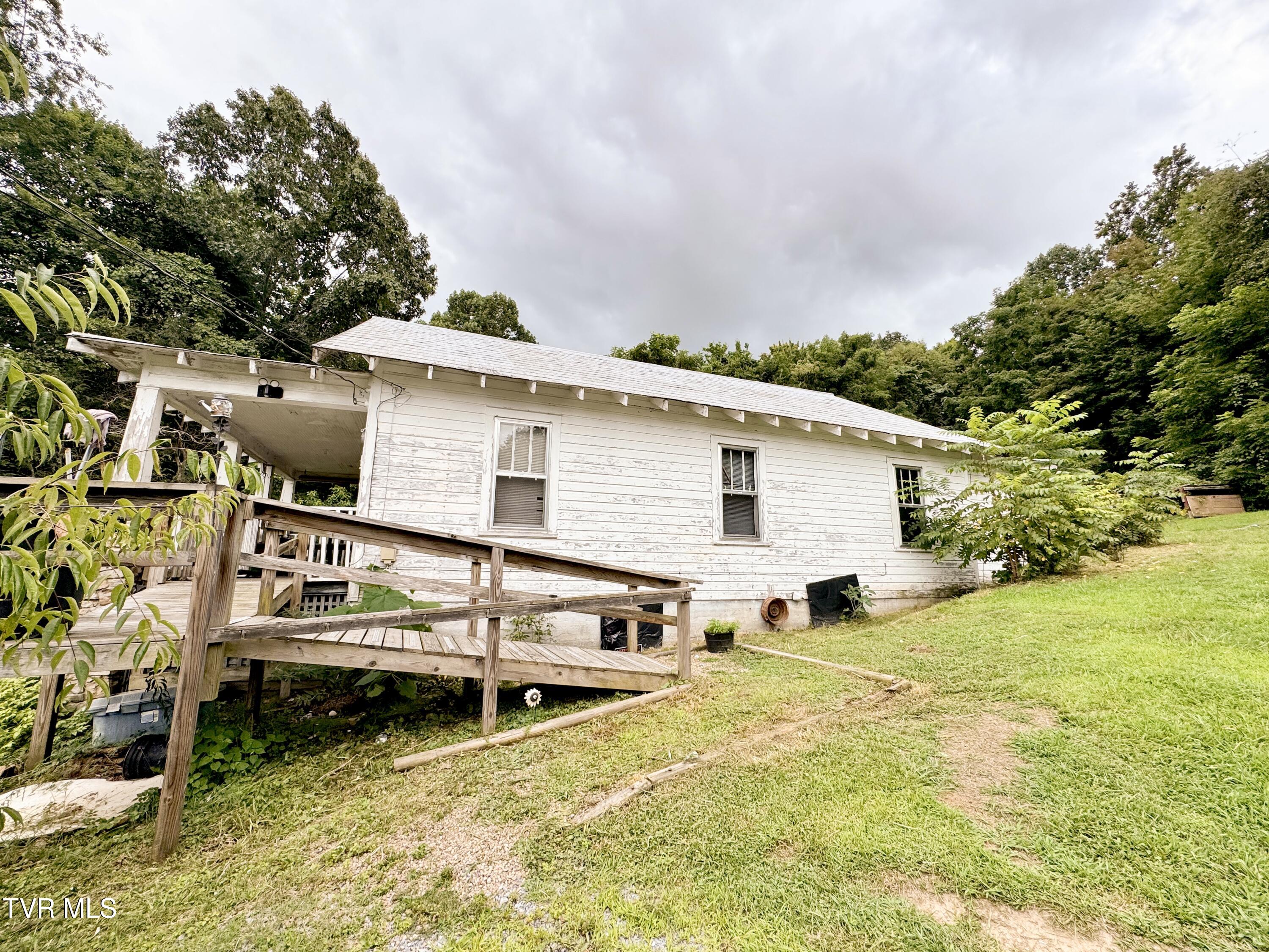 119 Loveless Road Elizabethton, TN 37643 - Photo 2 of 35 Side w/ramp