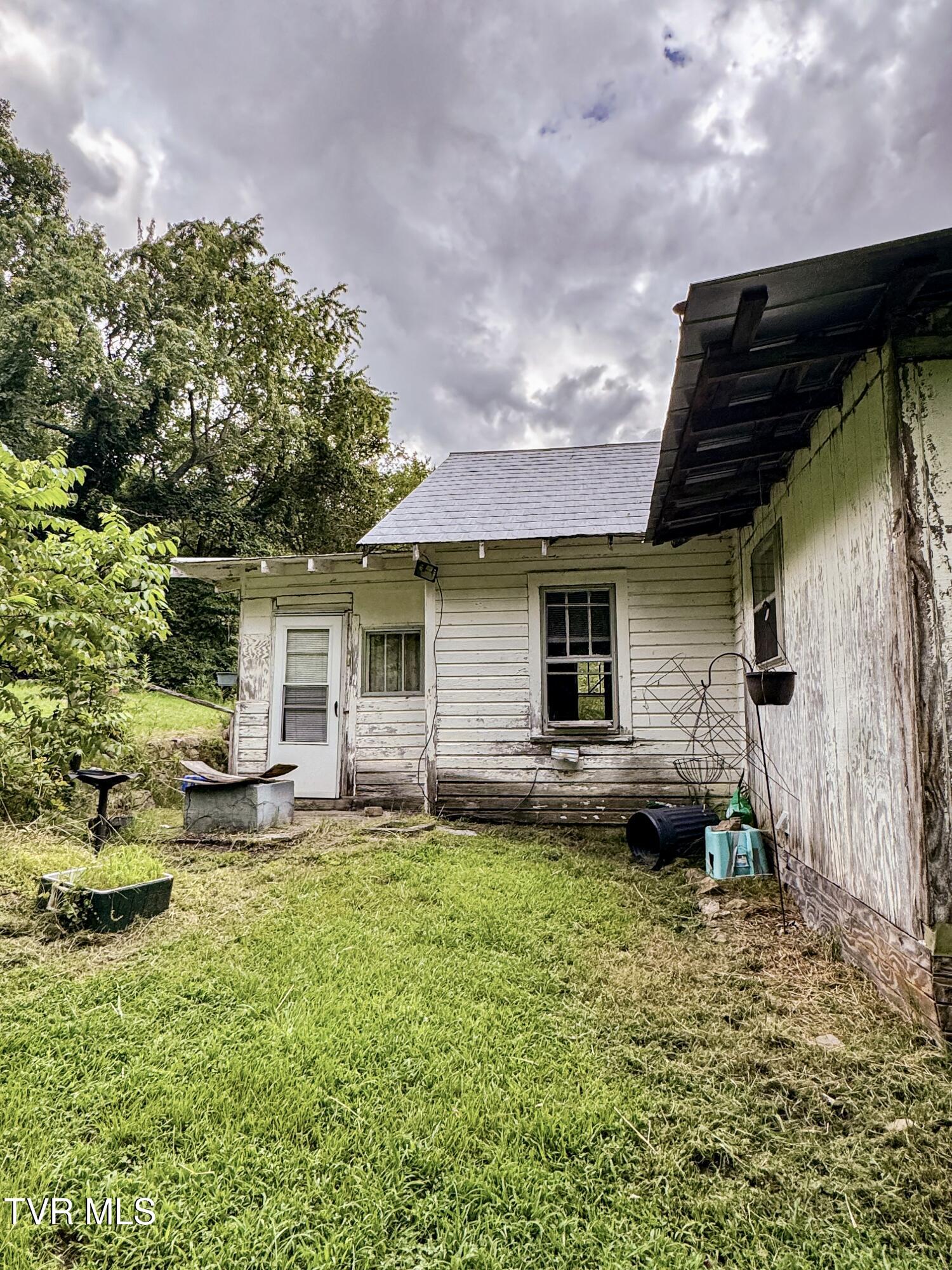119 Loveless Road Elizabethton, TN 37643 - Photo 4 of 35 Side View