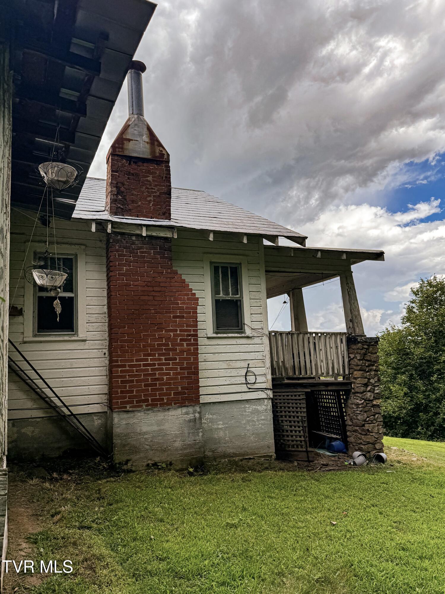 119 Loveless Road Elizabethton, TN 37643 - Photo 5 of 35 Side View