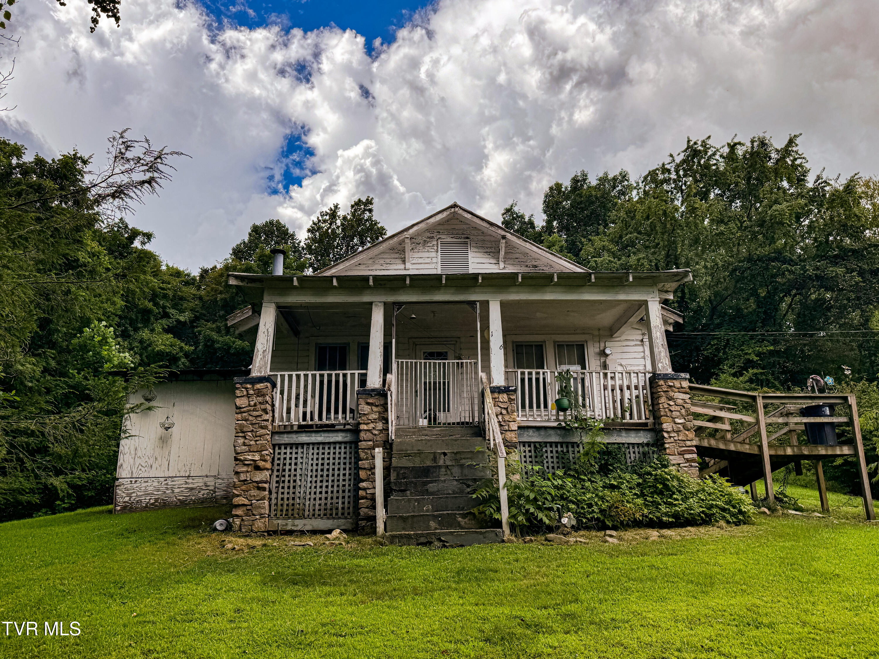 119 Loveless Road Elizabethton, TN 37643 - Photo 6 of 35 Front
