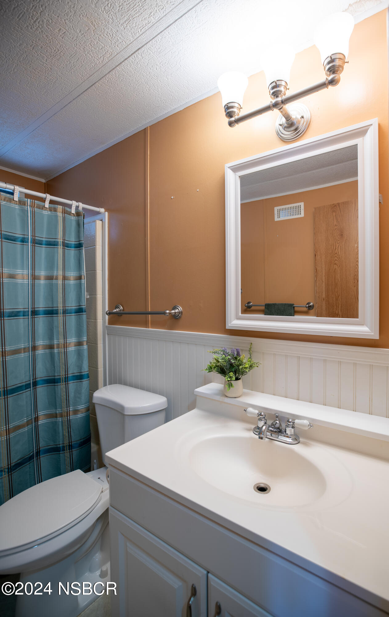 1317 V Street, Unit 1 Lompoc, CA 93436 - Photo 15 of 41 Hall bath
