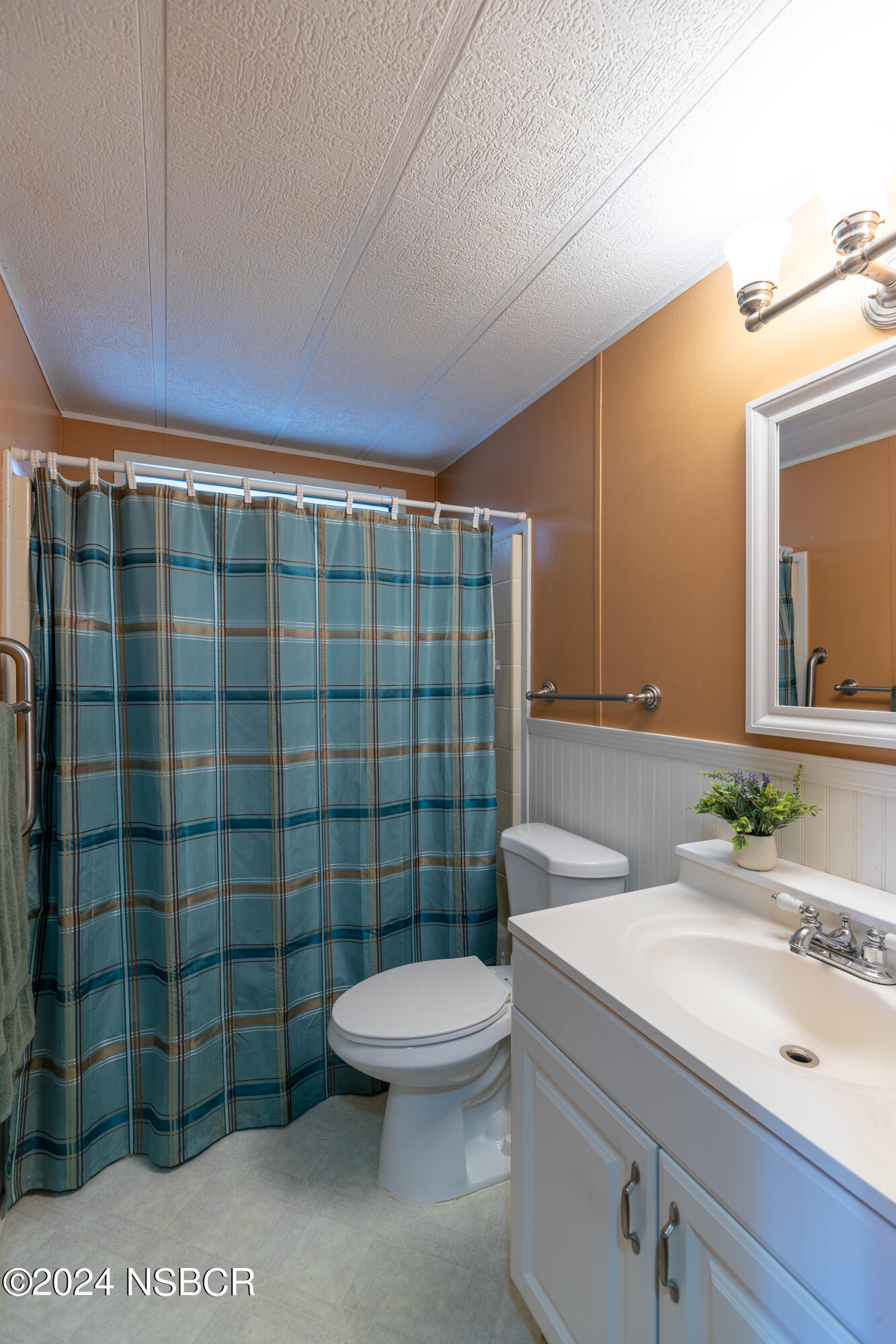 1317 V Street, Unit 1 Lompoc, CA 93436 - Photo 18 of 41 Hall bath