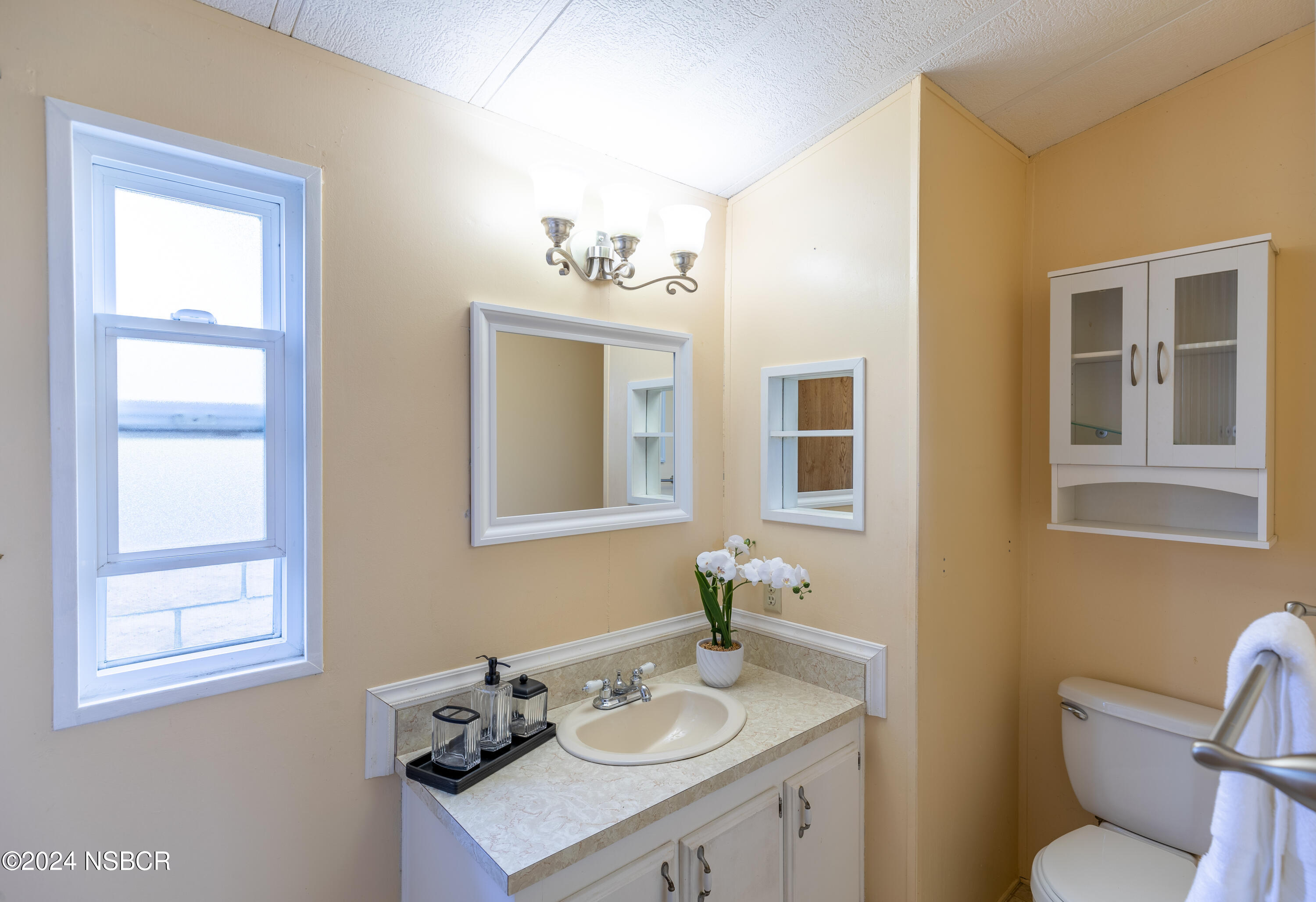 1317 V Street, Unit 1 Lompoc, CA 93436 - Photo 23 of 41 Bathroom 2