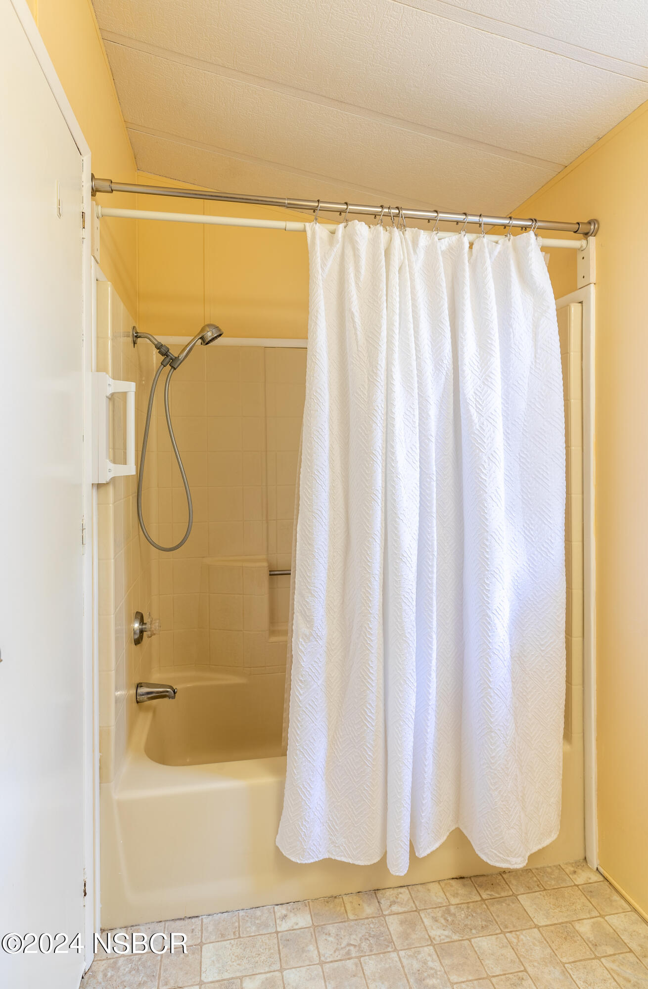 1317 V Street, Unit 1 Lompoc, CA 93436 - Photo 24 of 41 Bathroom 2