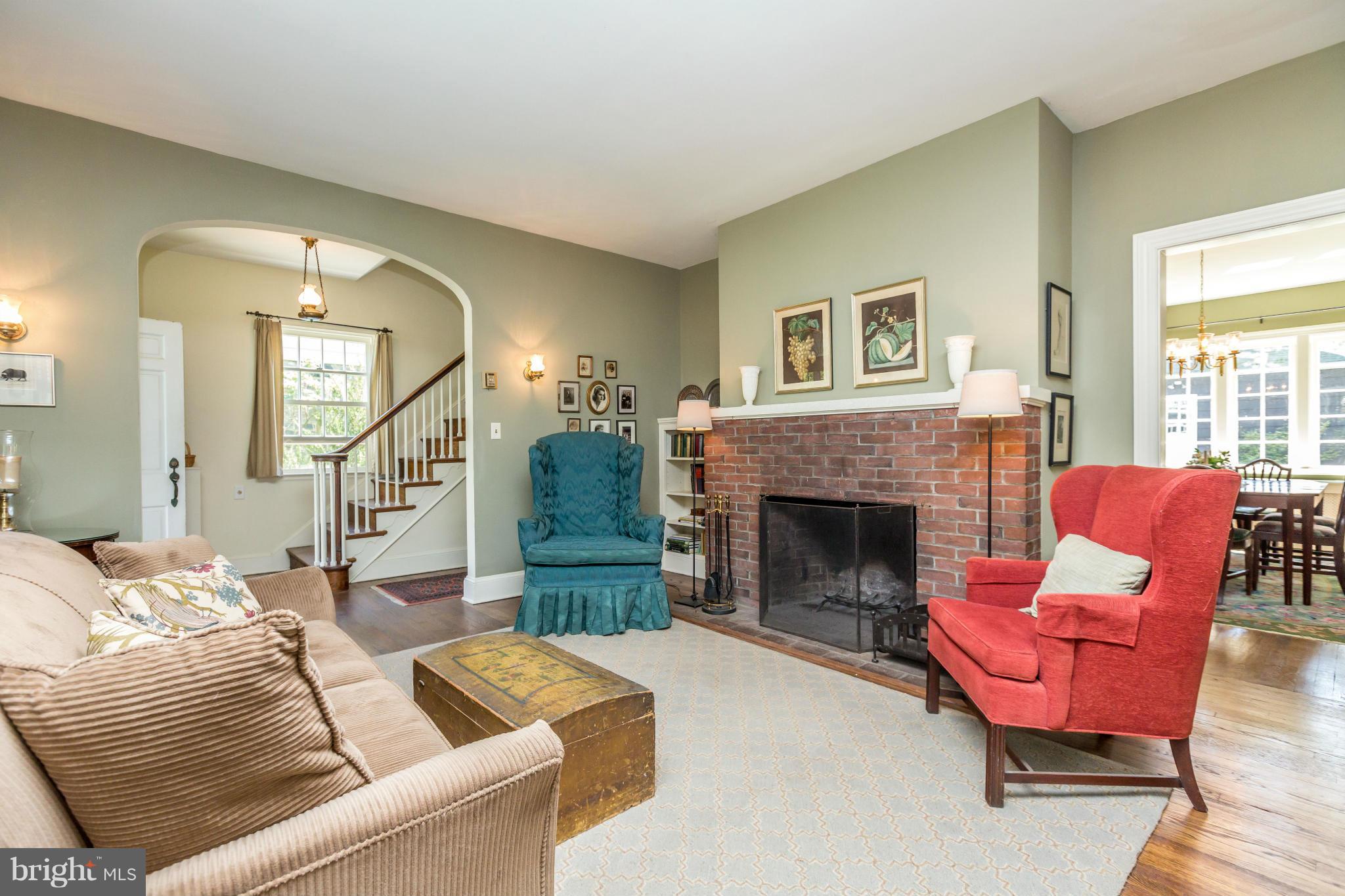 319 Taplow Road Baltimore, MD 21212 - Photo 3 of 30 Inviting Living Room