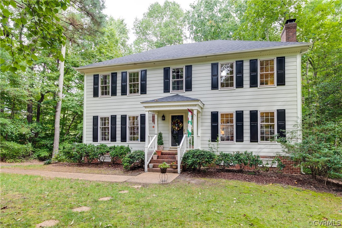 Beautiful colonial in Woodlake!