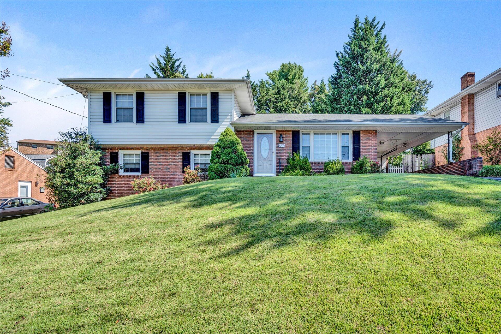 636 Timberidge Road Vinton, VA 24179 - Photo 1 of 24 01-DSC2051