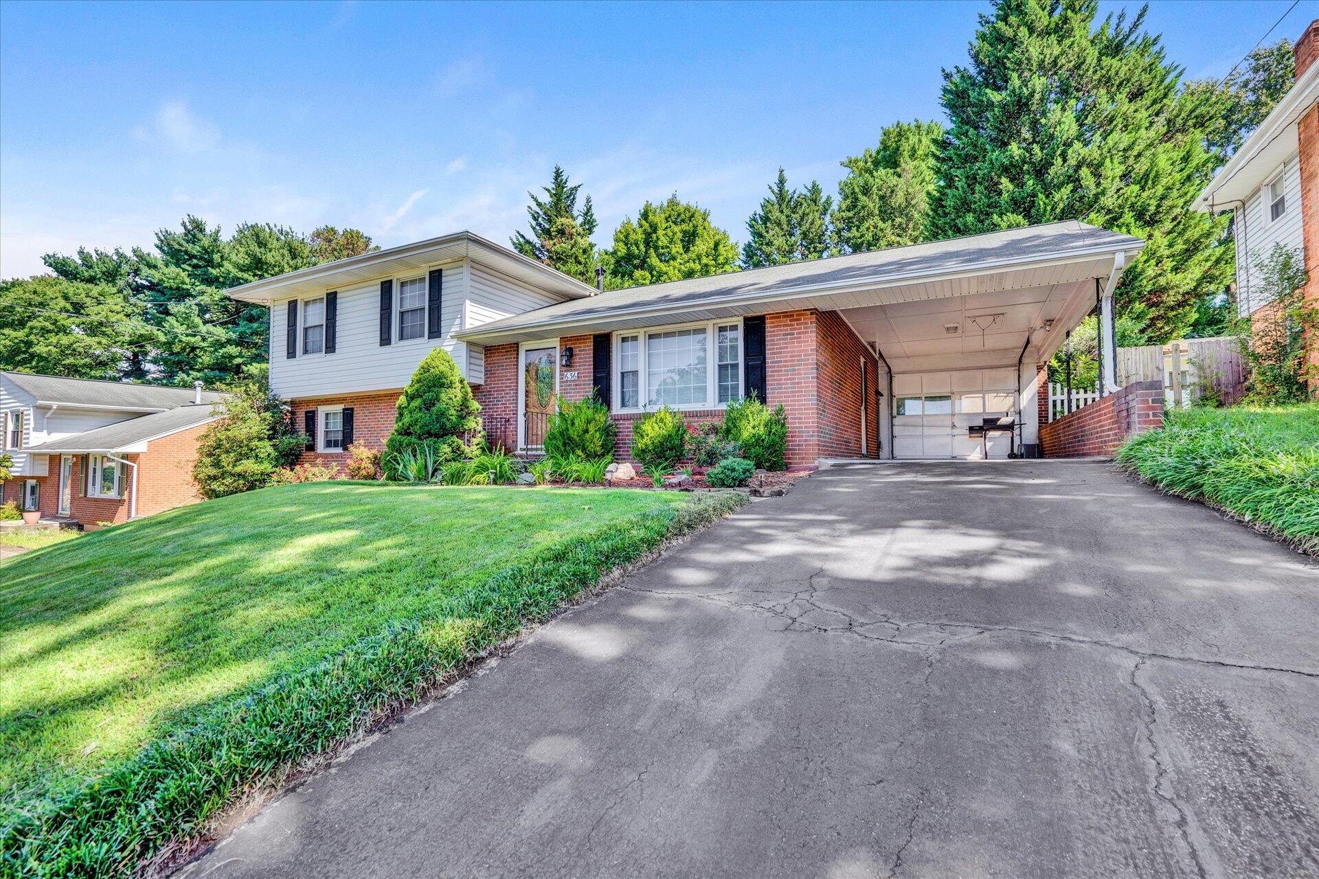 636 Timberidge Road Vinton, VA 24179 - Photo 2 of 24 02-DSC2054