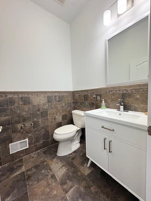 Myrtle Avenue, Unit 52B Edgewater, NJ 07020 - Photo 6 of 21 a bathroom with a sink a toilet and a mirror