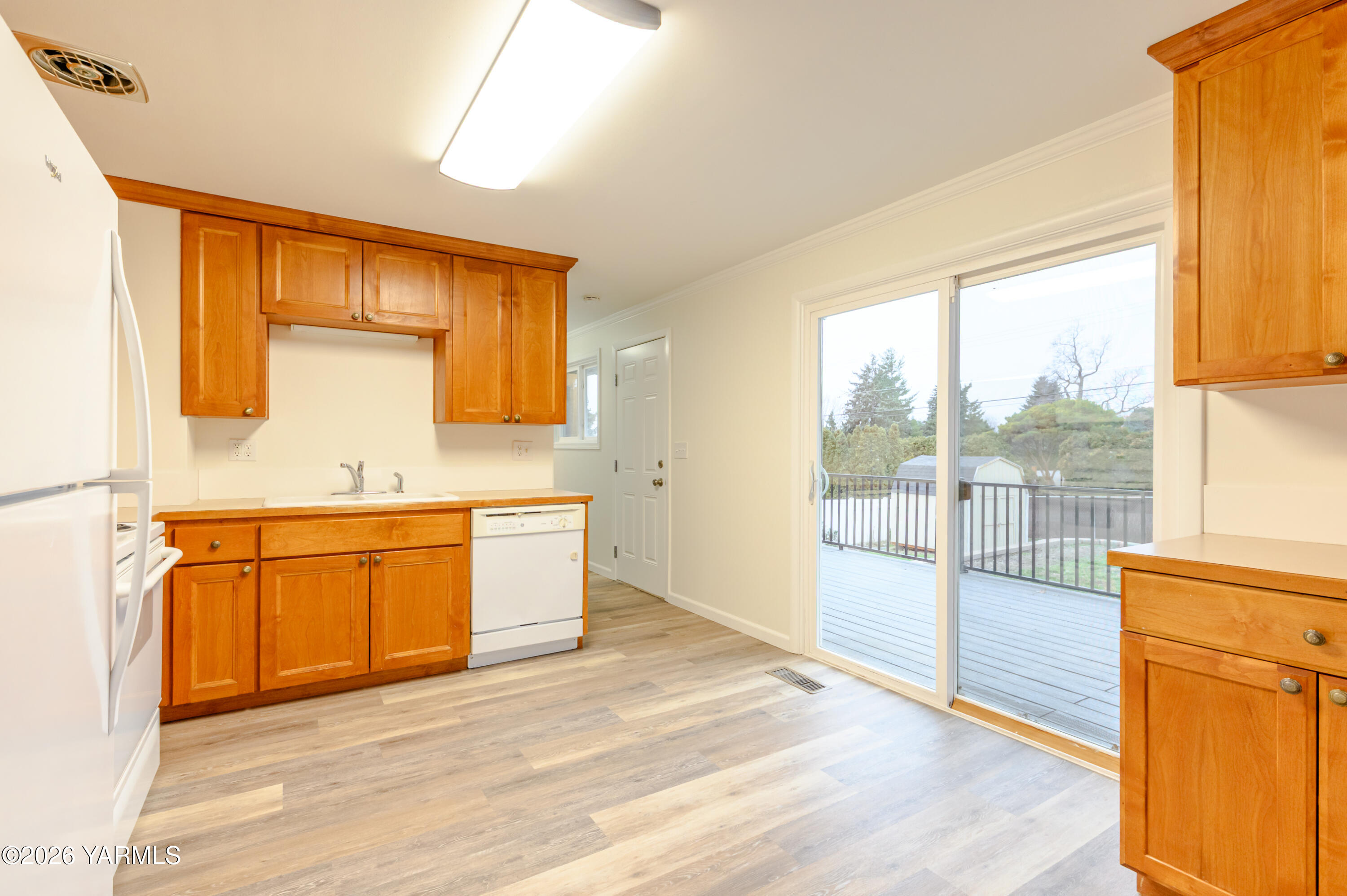 216 North 65th Place Yakima, WA 98908 - Photo 17 of 40 14. Kitchen (4)