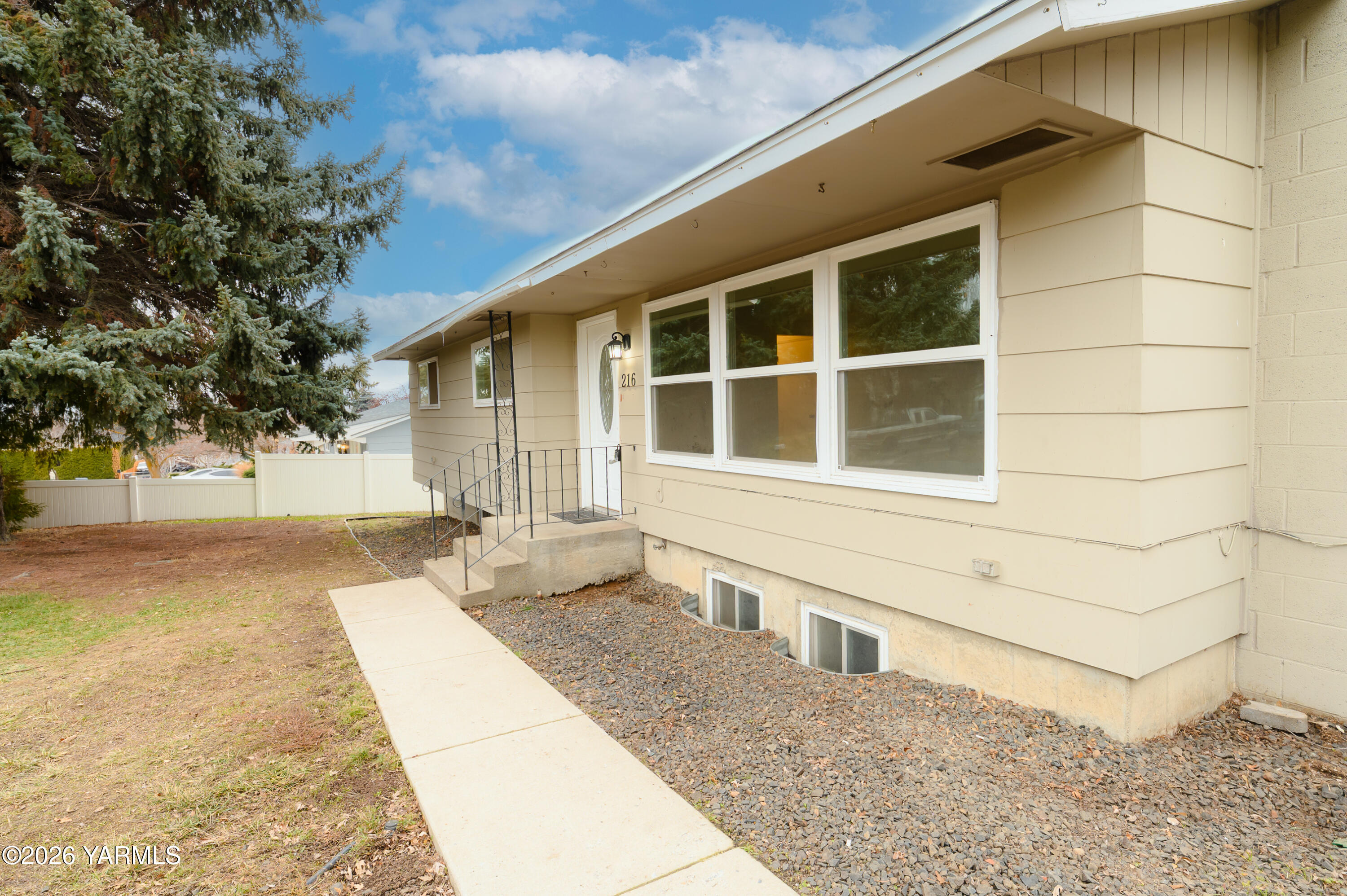 216 North 65th Place Yakima, WA 98908 - Photo 3 of 40 3. Frontyard