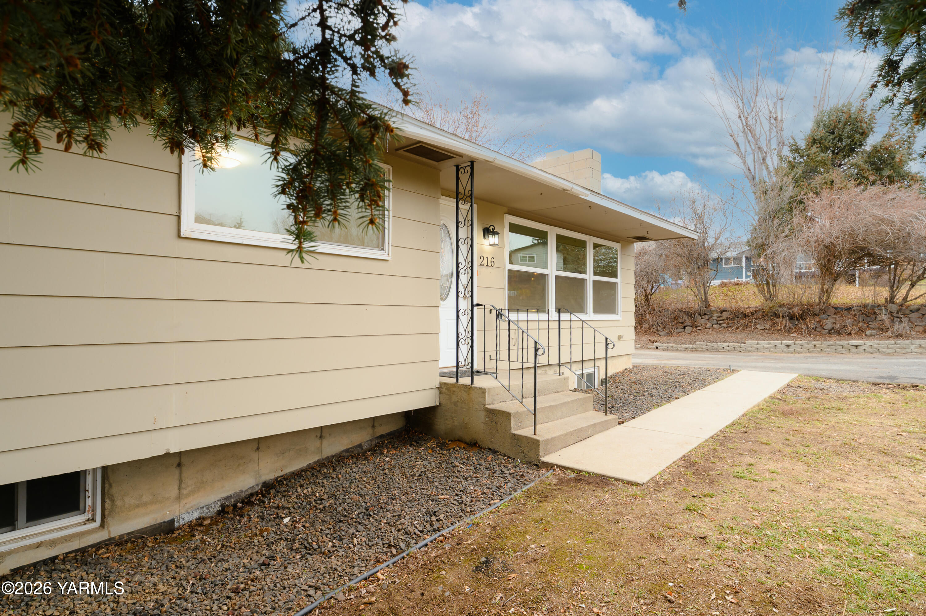 216 North 65th Place Yakima, WA 98908 - Photo 4 of 40 2. Frontyard