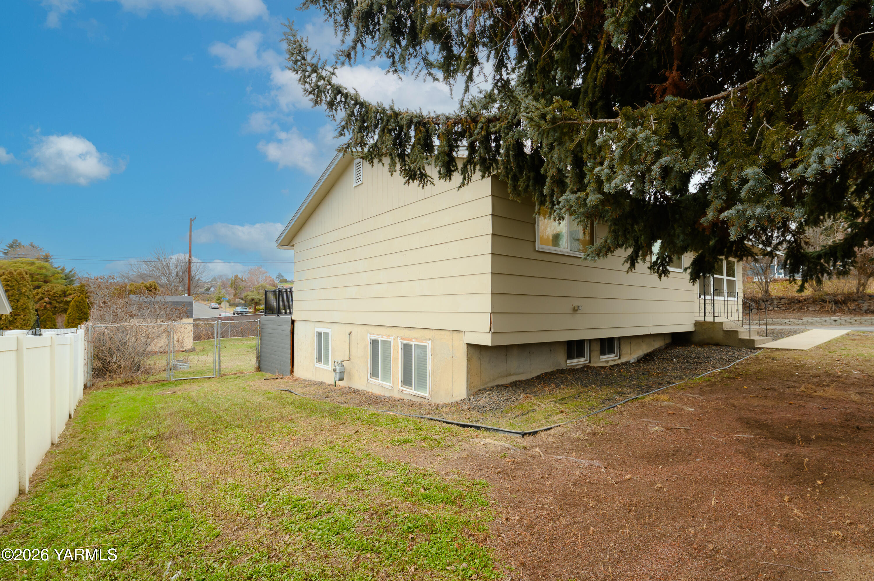 216 North 65th Place Yakima, WA 98908 - Photo 5 of 40 6. Sideyard