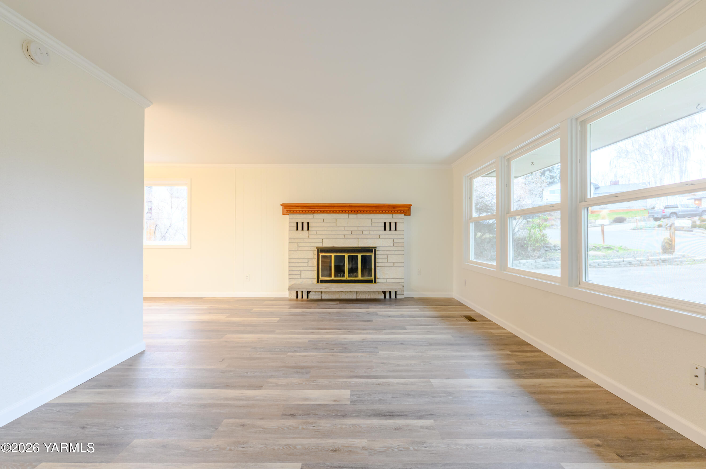 216 North 65th Place Yakima, WA 98908 - Photo 7 of 40 8. Livingroom
